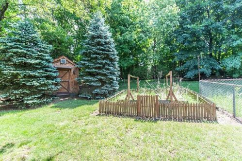 702 Knollwood Dr, Woonsocket RI 02895-2632 exterior