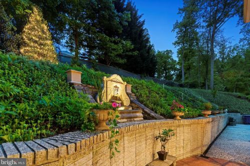 8751 Brook Rd, Mc Lean VA  22102-1507 exterior