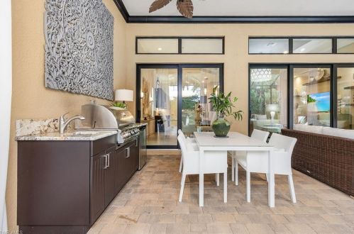 7331 Lantana Cir, Naples FL 34119-9809 exterior