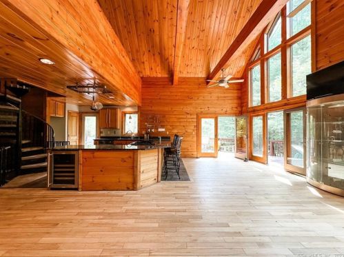 334 Ledge Rd, Killingly CT 06241-1910 exterior