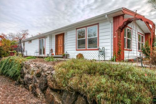 17218 Woodcrest Dr, Bothell, WA 98011-5424