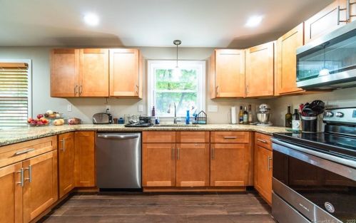 166 Giddings Ave, Windsor CT 06095-3744 exterior