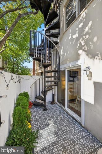 2210 Kater St, Philadelphia PA 19146-1139 exterior