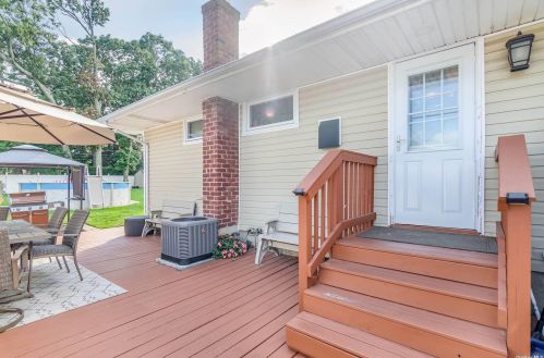 18 Donna Ln, Commack NY 11725-5204 exterior