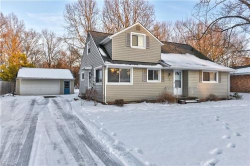 2653 Northglen Dr, Cleveland, OH 44145-3935