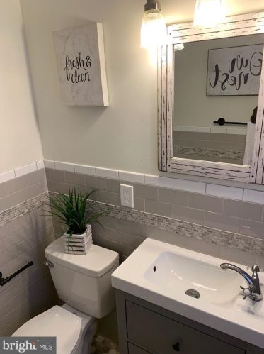 9407 Colesville Rd, Silver Spring MD 20901-4819 exterior