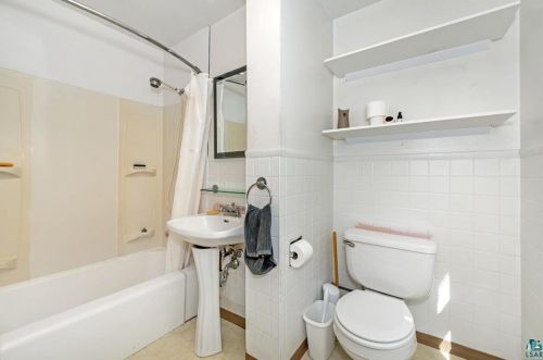 2241 11 St, Duluth MN 55806-1201 exterior