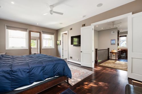 819 Castlewood Ter, Chicago IL  60640-4216 exterior