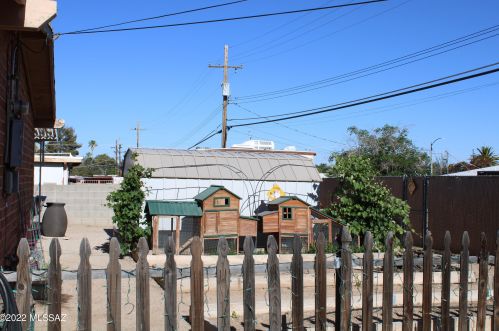 8011 Julia St, Tucson AZ 85710-4821 exterior