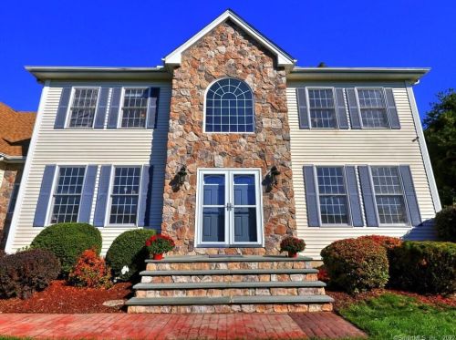 2 Dogwood Ln, Wallingford CT 06492-1953 exterior