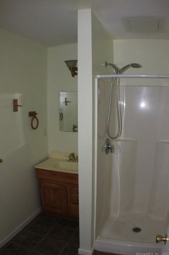 124 Pearl St, Enfield CT 06082-3546 exterior