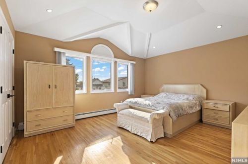 385 Lincoln Ave, Cliffside Park NJ 07010-1820 exterior