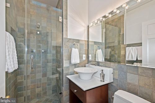 3215 Klingle Rd, Washington DC 20008-3404 exterior