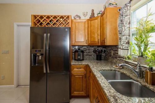 735 Curtis St, Fort Pierce FL 34983-1934 exterior