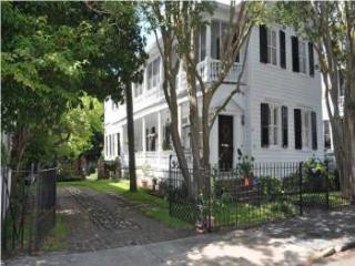 25 Savage St, Charleston SC  29401-2409 exterior