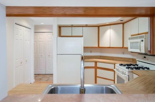 8 The Laurels, Enfield CT 06082-2349 exterior