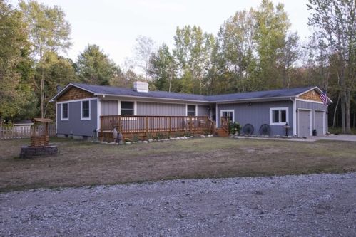 1111 Alamando Rd, Shepherd, MI 48883-9656