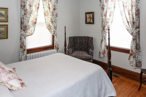 135 Gibbs Ave, Middletown RI 02840-2258 exterior