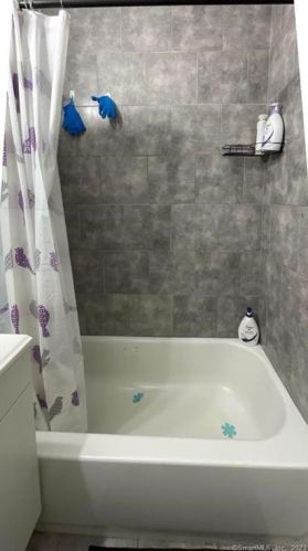 25 Clinton St, Manchester CT  06040-6129 exterior