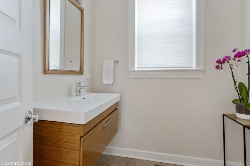 1908 Roscoe St, Chicago IL 60618-6245 exterior