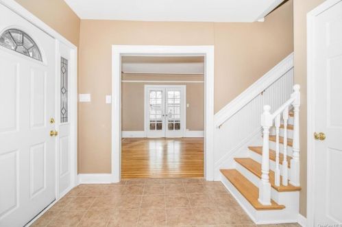 251 239 St, Bronx NY 10470-1811 exterior