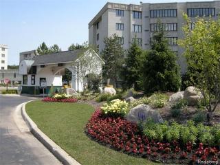 43000 12 Oaks Crescent Dr, Novi MI  48377-3404 exterior