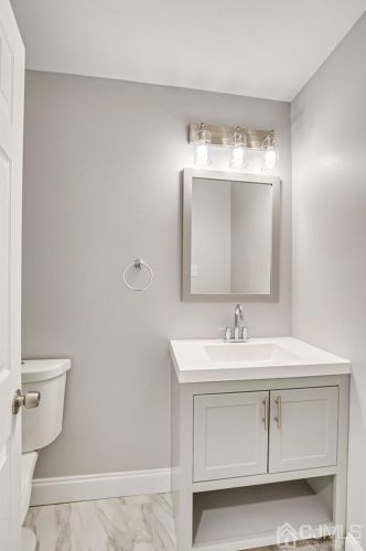 53 Fairmount Ave, Edison NJ  08820-2032 exterior