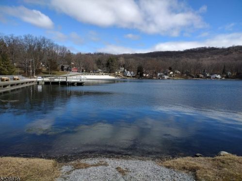 85 Lakeside Dr, Wantage NJ  07461-4360 exterior