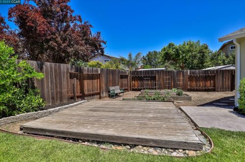 3711 Sierrawood Ct, Concord CA 94519-1423 exterior