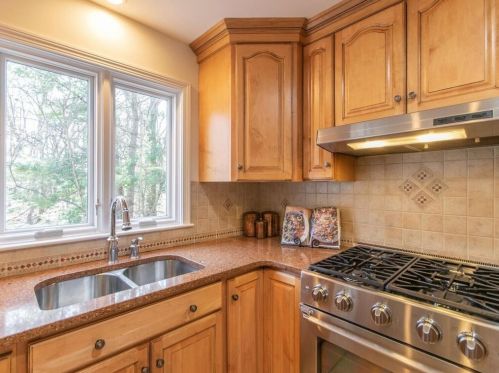 19 Quinnehtuk Rd, Springfield MA 01106-2911 exterior