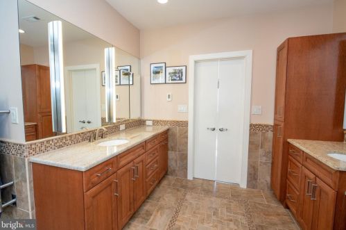 699 Longview Dr, Huntingdon Valley PA 19006-2219 exterior