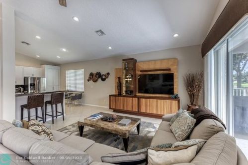 7948 Lando Ave, Boynton Beach FL 33437-6359 exterior