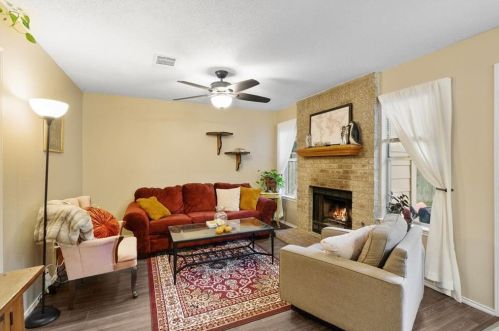 8608 Dandelion Trl, Austin TX  78745-8067 exterior