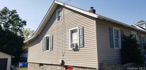 7 Peckham Rd, Poughkeepsie NY 12603-2032 exterior