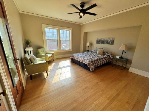 3225 Hackett Ave, Milwaukee WI 53211-3140 exterior