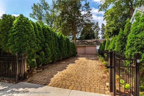 27 Broadway, East Freehold NJ 07728-1865 exterior