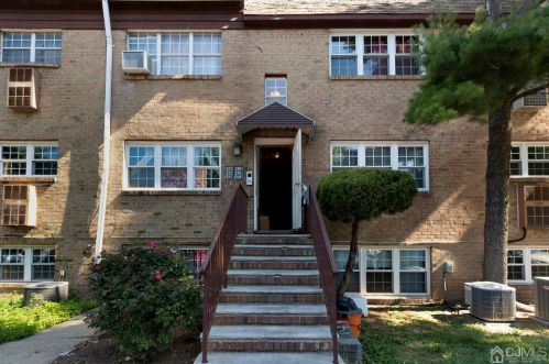 215 College Dr, Edison NJ 08817-5951 exterior