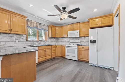 8 Maddock Dr, Trenton NJ 08628-2308 exterior