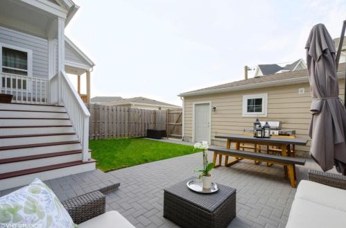 6082 Sauganash Ave, Chicago IL 60646 exterior