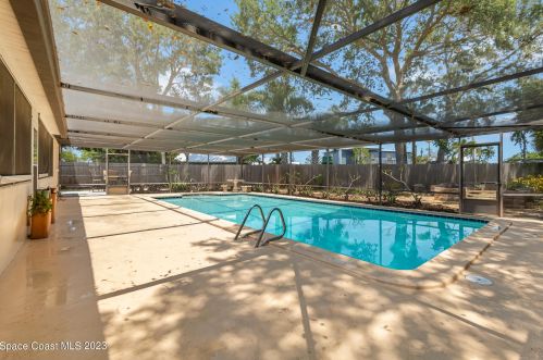 950 Courtenay Pkwy, Merritt Island FL 32952-5010 exterior