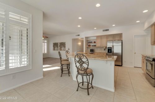 2737 Amberwood Dr, Phoenix AZ 85045-4208 exterior