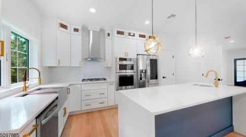 21 Fieldstone Dr, Livingston NJ  07039-3308 exterior