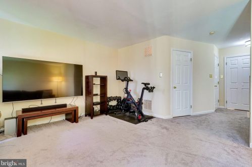 7041 Chesley Search Way, Alexandria VA 22315-4754 exterior