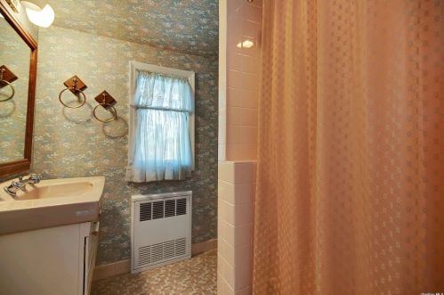 14 Henderson Ave, Valley Stream NY 11580-3025 exterior