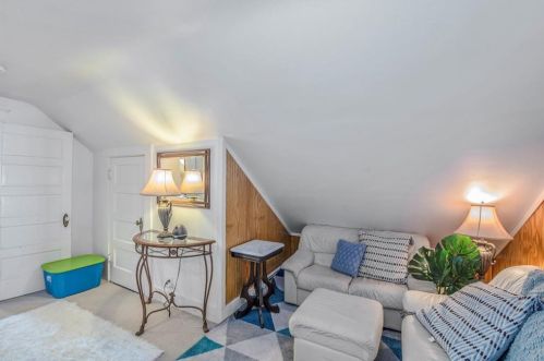 22 Freebody St, Middletown RI 02840-3548 exterior