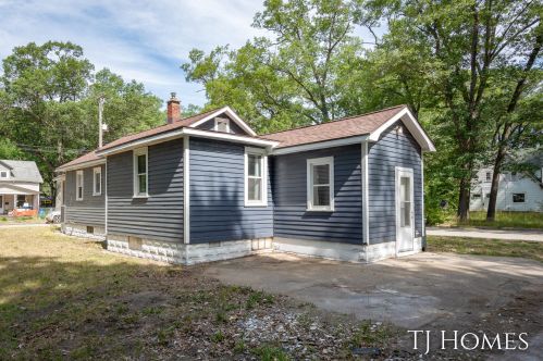 3200 Mona St, Meskegon MI 49444-2746 exterior