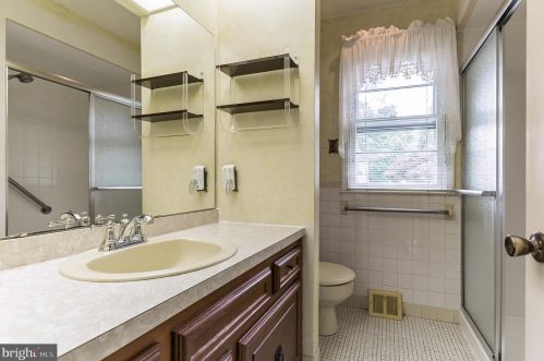 271 Lamplighter Ln, Huntingdon Valley PA 19006-3033 exterior