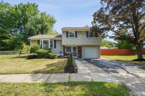 4 Loeb Ct, Edison NJ  08817-4713 exterior