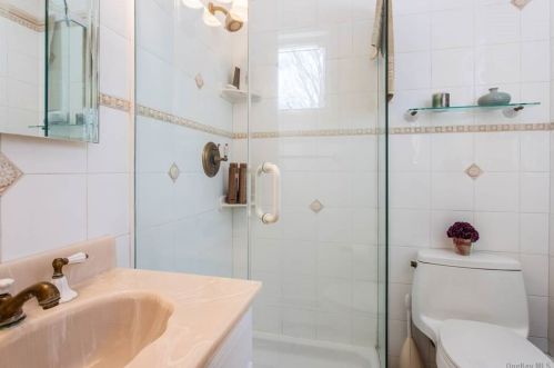 6 Gables Ct, Huntington Station NY 11746-4852 exterior