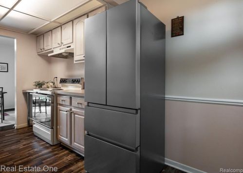 943 Kirts Blvd, Troy MI 48084-4837 exterior